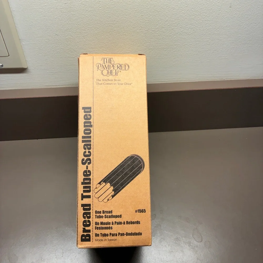 Pampered Chef bread tube scalloped unused in box